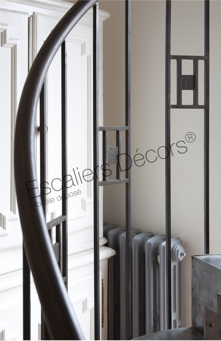 Photo DH85 - SPIR'DÉCO® Art Déco. Escalier intérieur métallique hélicoïdal pour une décoration Art Déco. Vue 2